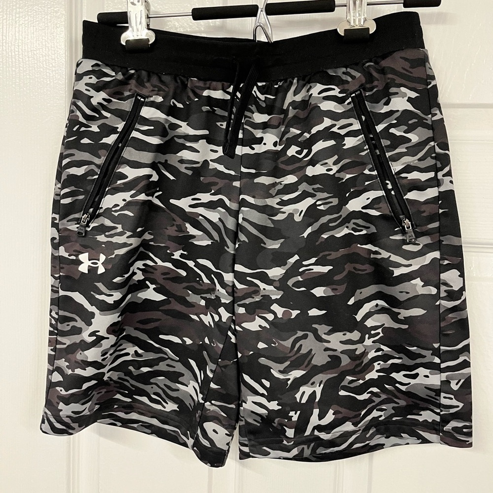 Under Armour Youth XL Camo Athletic Shorts Zip Pockets 14/16